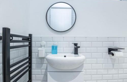 Stoke-on-Trent Apartment | Modern Studio Apart Large Garden