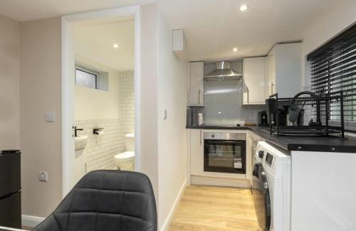 Stoke-on-Trent Apartment | Modern Studio Apart Large Garden