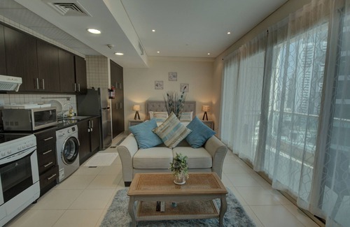 Dubai Marina Apartment | Modern Studio at Royal Oceanic JBR by Deluxe Holiday Homes