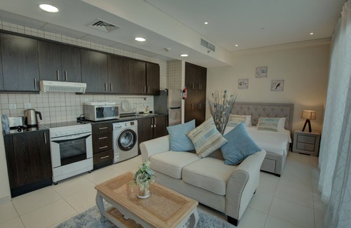 Dubai Marina Apartment | Modern Studio at Royal Oceanic JBR by Deluxe Holiday Homes