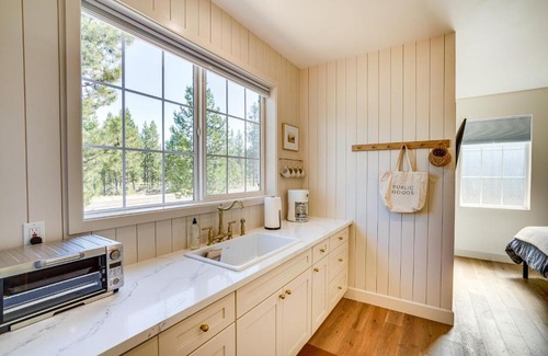 Sunriver Apartment | Modern Studio in Bend about 3 Mi to Sunriver Resort!