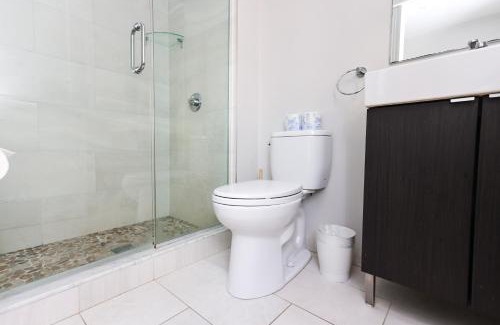 Griggs Park Apartment | Modern Studio, quick train to Boston.#16