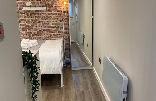 Cheetham Hill Apartment | modern studio with WiFi in charming manchester near metro link tram stop