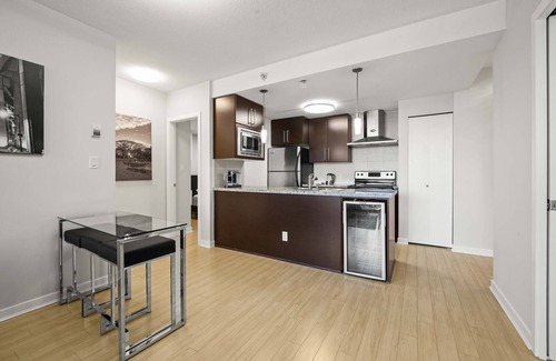 Gastown Condo | Modern, Stylish 2br Condo - Sleeps 5+Pool/Gym/More