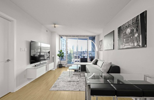 Gastown Condo | Modern, Stylish 2br Condo - Sleeps 5+Pool/Gym/More