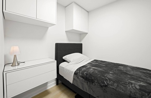 Gastown Condo | Modern, Stylish 2br Condo - Sleeps 5+Pool/Gym/More