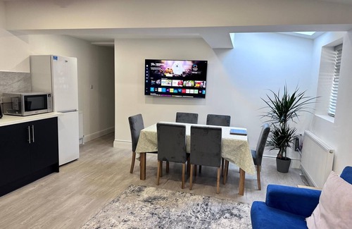 Watford Apartment | Modern Stylish Apartment,3 Double Rooms, All Ensuite, Garden, Watford Junction