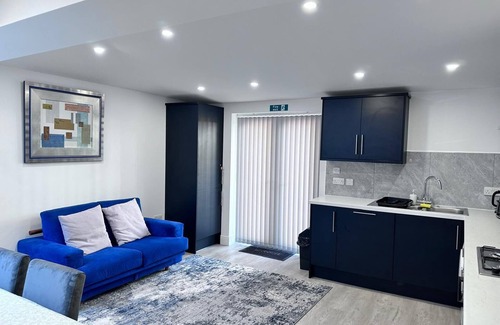 Watford Apartment | Modern Stylish Apartment,3 Double Rooms, All Ensuite, Garden, Watford Junction