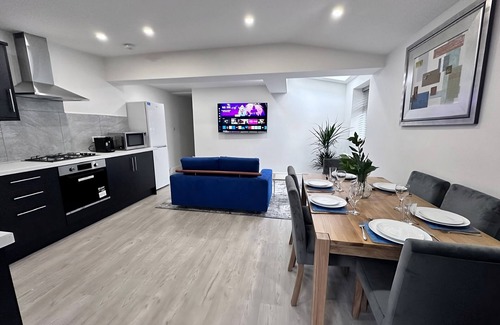 Watford Apartment | Modern Stylish Apartment,3 Double Rooms, All Ensuite, Garden, Watford Junction