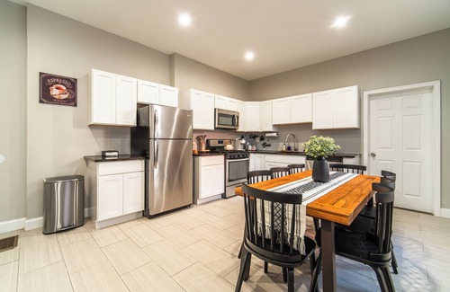 Downtown Apartment | Modern Stylish Unit in Wooster Sq, New Haven - This is a 29-night min booking