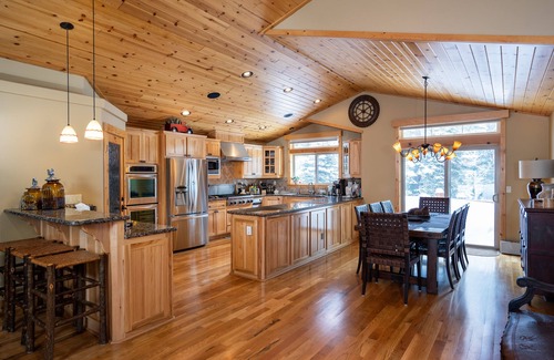 Truckee House | Modern Tahoe Donner Cabin. Hot Tub. Near Trails, Skiing & Downtown Truckee