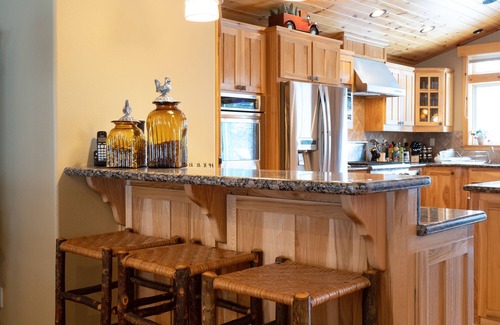 Truckee House | Modern Tahoe Donner Cabin. Hot Tub. Near Trails, Skiing & Downtown Truckee