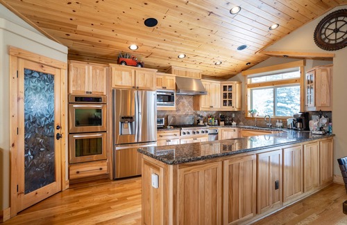 Truckee House | Modern Tahoe Donner Cabin. Hot Tub. Near Trails, Skiing & Downtown Truckee