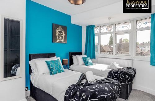 Luton House | Modern Three Bedroom Contractor House With Free Parking Near M1 Luton Airport By Jesswood Properties Short Lets