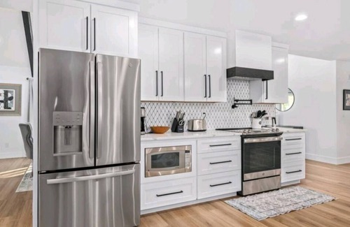 Glendale House | Modern Top Gun House in Arrowhead district. nHeated Pool/Outdoor BBQ/Bar/Games