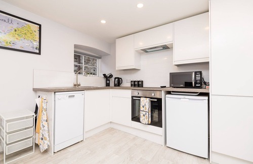 Looe House | Modern town centre apartment, two minutes from the beach with free parking!