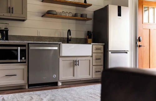 Blowing Rock Hotel | Modern Townhome with Balcony Located on Main St In Downtown Blowing Rock