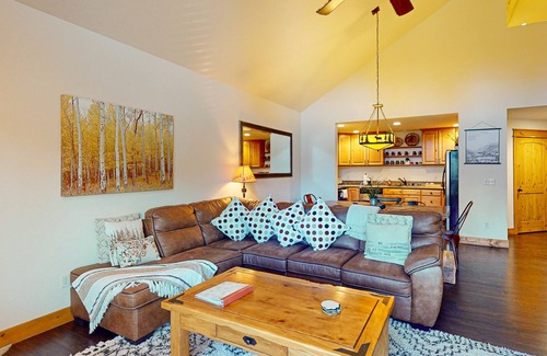 Estes Park House | Modern townhomes with TV's, patio, & W/D - near Lake Estes