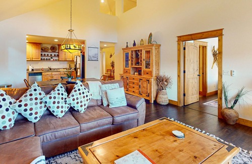 Estes Park House | Modern townhomes with TV's, patio, & W/D - near Lake Estes