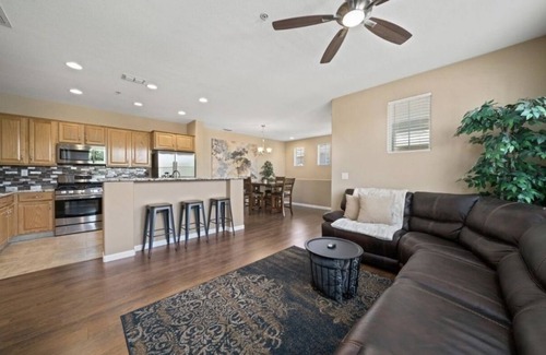 Folsom House | Modern Townhouse near a golf course, Folsom Lake, and hiking trails