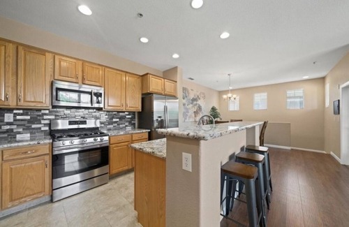 Folsom House | Modern Townhouse near a golf course, Folsom Lake, and hiking trails