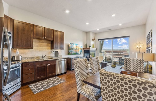 Kimball Junction House | Modern Townhouse with HotTub & Garage!