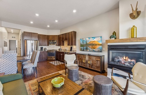 Kimball Junction House | Modern Townhouse with HotTub & Garage!