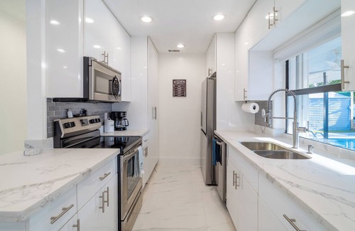 West Hollywood House | Modern Tropical Pool Oasis in Hollywood, Fire Pit, Tiki Bar Hot tub & More