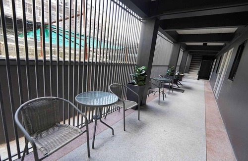 Samsen Nok House | Modern Twin Haven | Heart of Huaikwang Convenience