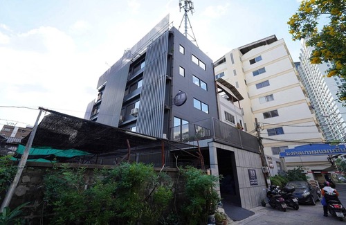 Samsen Nok House | Modern Twin Haven | Heart of Huaikwang Convenience