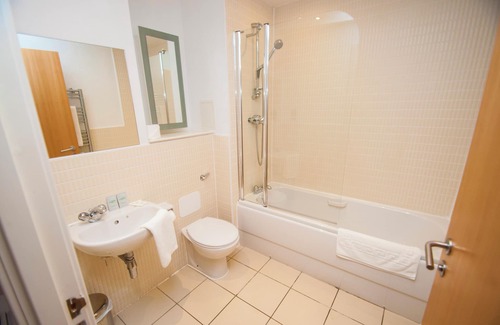 Newhaven Apartment | Modern Two Bedroom Apartment - Free parking - Excellent Wifi connection