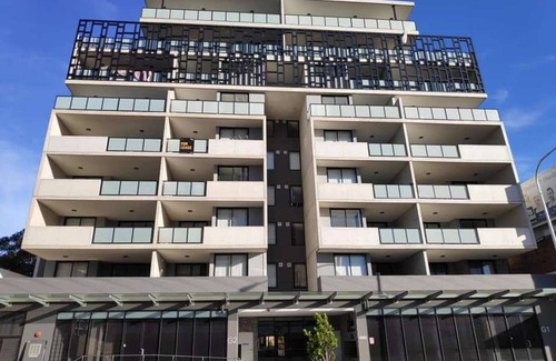 Liverpool Apartment | Modern two bedroom apt offering sweeping skyline views and free wifi and parking