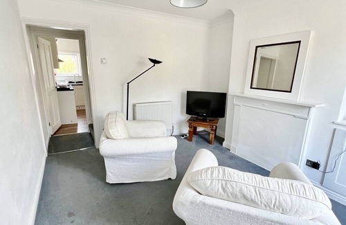 Redhill House | Modern Two Bedroom House with Garden with easy access to London