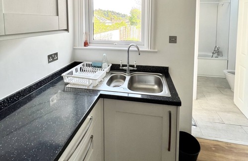 Redhill House | Modern Two Bedroom House with Garden with easy access to London