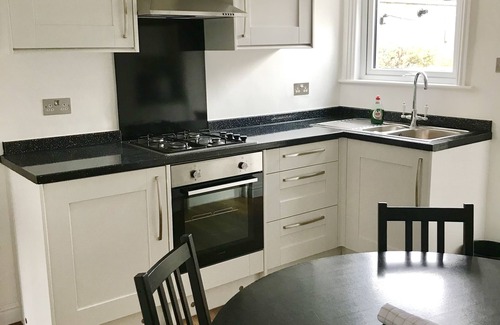 Redhill House | Modern Two Bedroom House with Garden with easy access to London