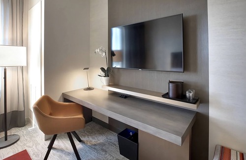 Coral Gables House | Modern Unit in Coral Gables! Parking, Rooftop Pool! Near Dadeland Mall!