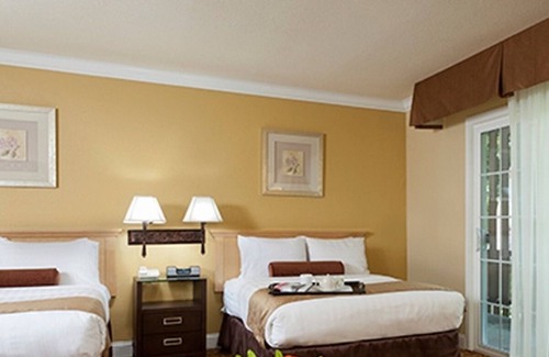 Barron Park Hotel | Modern Unit with Outdoor Heated Pool, Free Breakfast & Parking Near Stanford