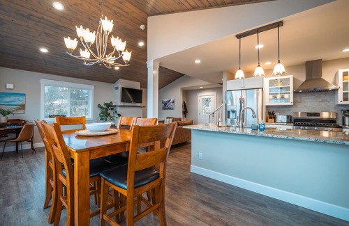 Homer House | Modern, Upscale Home with Breathtaking View & Private Hot Tub