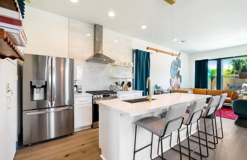 Faubourg Lafayette House | Modern Urban Oasis w/Heated Pool, Patio & Parking