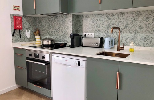 Santa Maria do Castelo e Sao Miguel Apartment | Modern Urban Soul Retreat