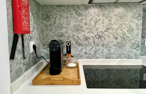 Santa Maria do Castelo e Sao Miguel Apartment | Modern Urban Soul Retreat