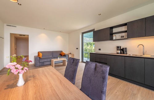 Lagundo Apartment | Modern vacation apartment with saltwater pool, hot whirlpool, panorama on the Algunder Waalweg