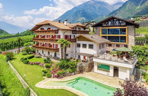 Lagundo Apartment | Modern vacation apartment with saltwater pool, hot whirlpool, panorama on the Algunder Waalweg