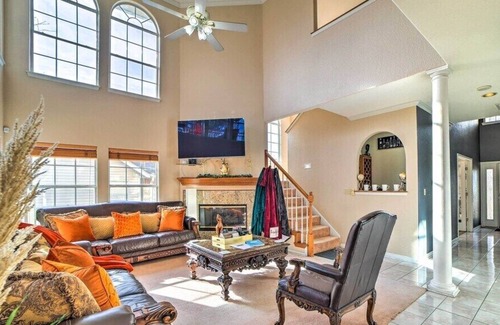 Downtown Tulsa Villa | Modern Villa,1 mile from Downtown Tulsa, Historic Neighborhoods and Expwy.