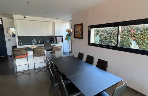Sete House | Modern villa facing the sea, swimming pool and beach access