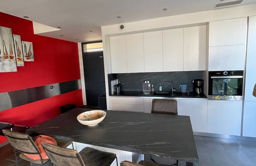 Sete House | Modern villa facing the sea, swimming pool and beach access