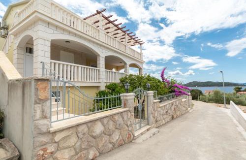 Prizba Villa | Modern Villa Near the Sea