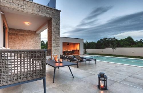 Loborika Villa | Modern villa Omnia with pool and grill in Pula