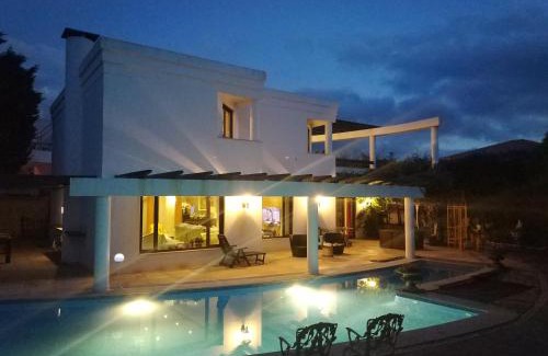 Praia das Macas House | Modern Villa Steps Away From The Beach