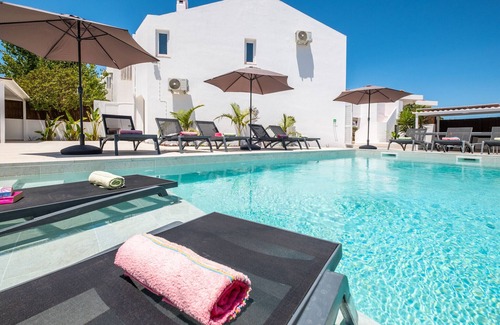 Montechoro Villa | Modern villa w/heatable pool & BBQ, Albufeira